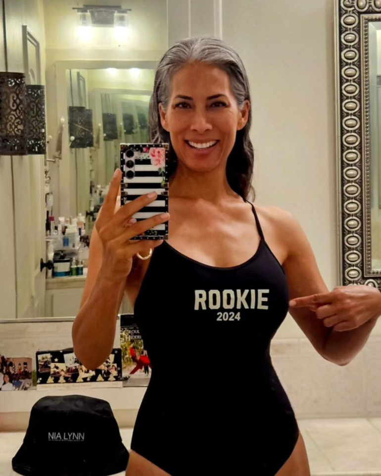 Emekli dekan yardımcısıydı... 57 yaşında ünlü dergiye kapak kızı oldu