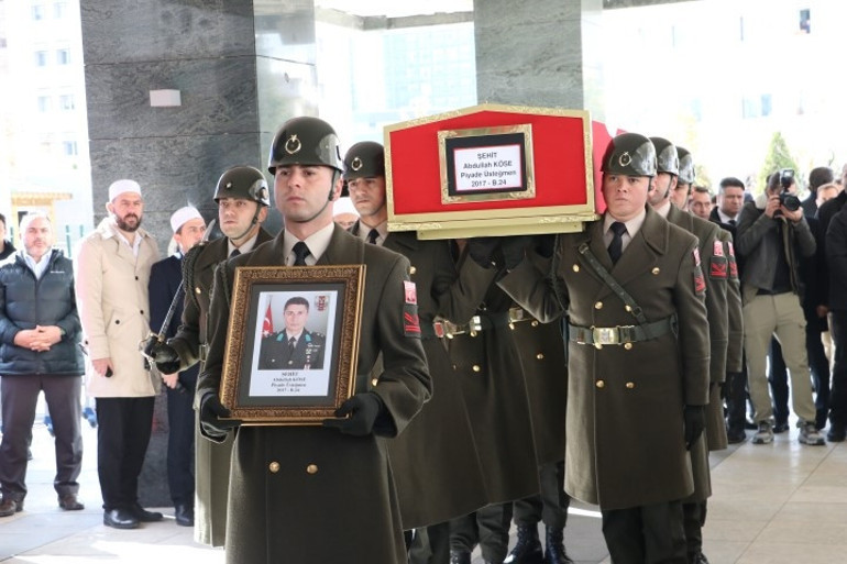 Şehit Üsteğmen Abdullah Köseye acı veda: Evinin karşısına defnedildi... Cenazede kahreden bordo bere detayı