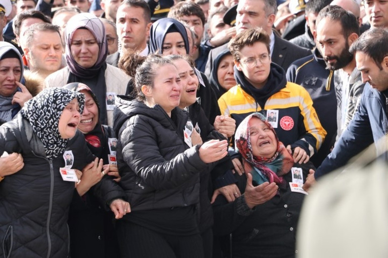 Şehit Üsteğmen Abdullah Köseye acı veda: Evinin karşısına defnedildi... Cenazede kahreden bordo bere detayı