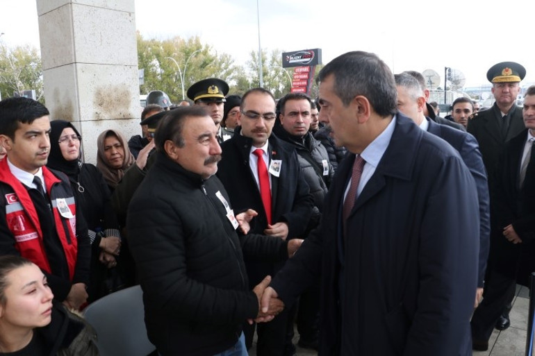 Şehit Üsteğmen Abdullah Köseye acı veda: Evinin karşısına defnedildi... Cenazede kahreden bordo bere detayı