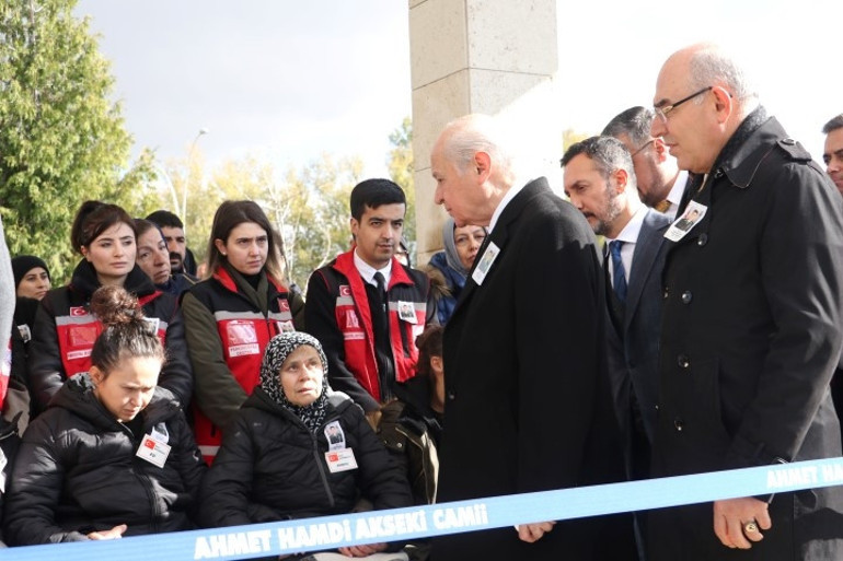 Şehit Üsteğmen Abdullah Köseye acı veda: Evinin karşısına defnedildi... Cenazede kahreden bordo bere detayı