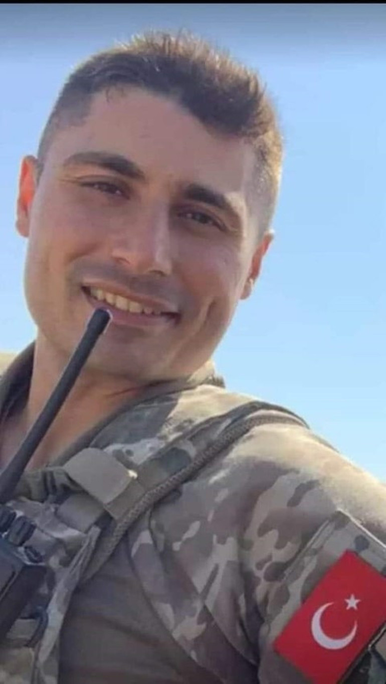 Şehit Üsteğmen Abdullah Köseye acı veda: Evinin karşısına defnedildi... Cenazede kahreden bordo bere detayı