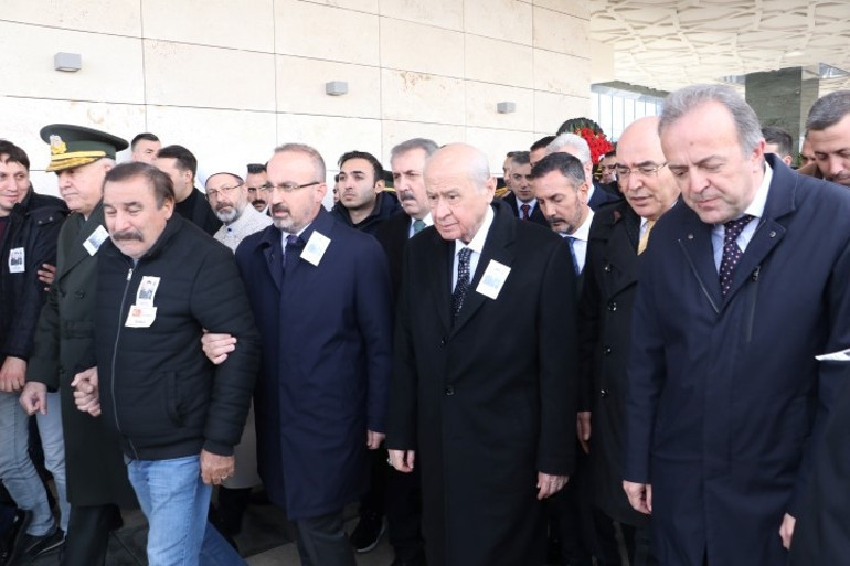 Şehit Üsteğmen Abdullah Köseye acı veda: Evinin karşısına defnedildi... Cenazede kahreden bordo bere detayı