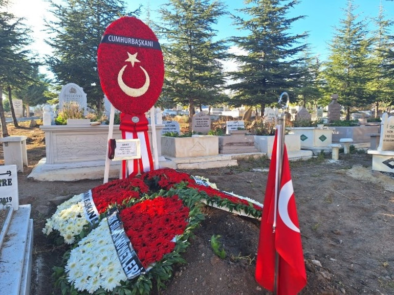 Şehit Üsteğmen Abdullah Köseye acı veda: Evinin karşısına defnedildi... Cenazede kahreden bordo bere detayı