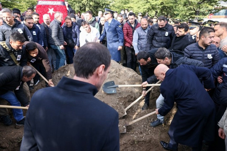 Şehit Üsteğmen Abdullah Köseye acı veda: Evinin karşısına defnedildi... Cenazede kahreden bordo bere detayı