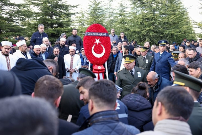 Şehit Üsteğmen Abdullah Köseye acı veda: Evinin karşısına defnedildi... Cenazede kahreden bordo bere detayı