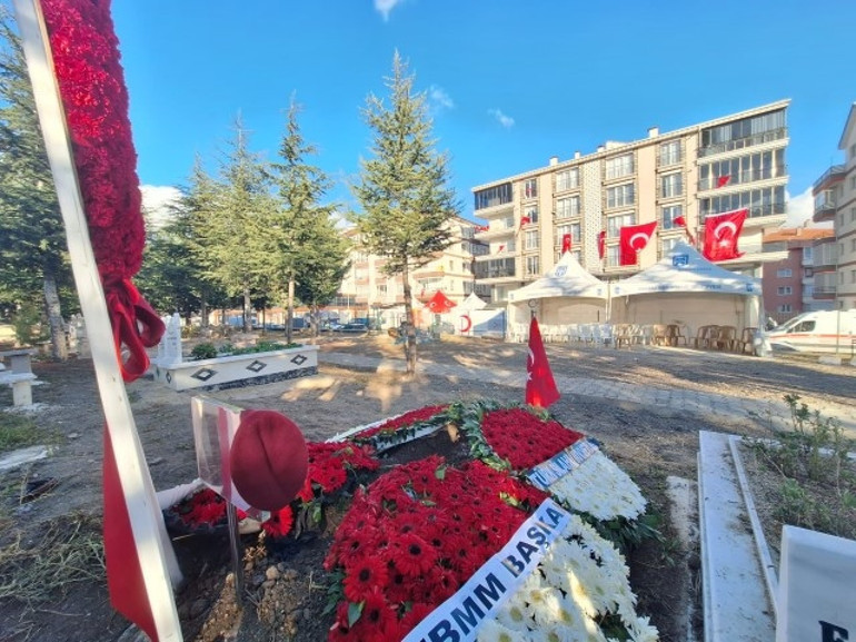 Şehit Üsteğmen Abdullah Köseye acı veda: Evinin karşısına defnedildi... Cenazede kahreden bordo bere detayı