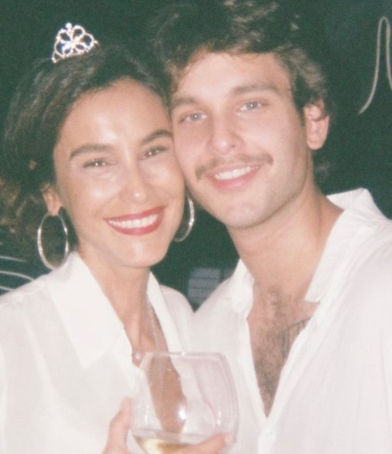 Ünlü oyuncudan  17 günlük oğlu ile ilk poz