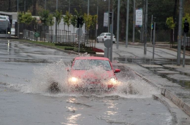 İstanbulda fırtına ve kuvvetli yağış alarmı İki ilçeye dikkat çekildi: Meteoroloji, Valilik ve AKOMdan peş peşe uyarılar