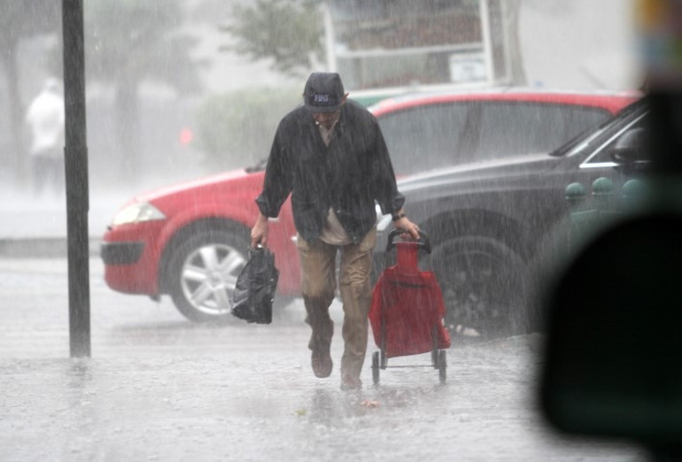 İstanbulda fırtına ve kuvvetli yağış alarmı İki ilçeye dikkat çekildi: Meteoroloji, Valilik ve AKOMdan peş peşe uyarılar