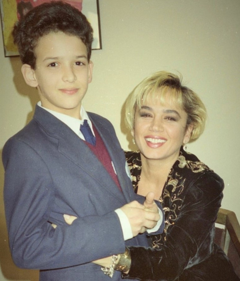 Ünlü şarkıcı paylaştı: Küçükken biz... Ablam, abim ve ben