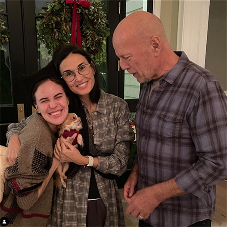 Bruce Willis ailesinin gözlerinin önünde eriyip gidiyor… Kızının elini sıkıca tuttu ama belki bunu yaptığını bile unutacak…