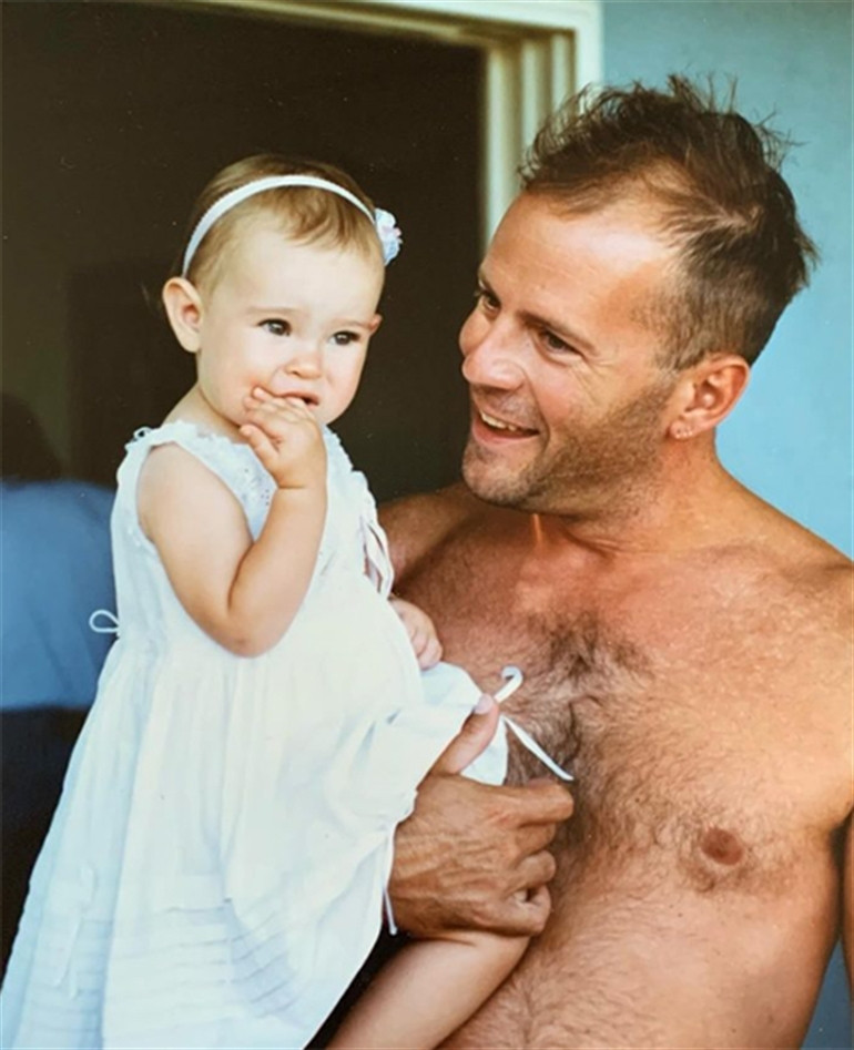 Bruce Willis ailesinin gözlerinin önünde eriyip gidiyor… Kızının elini sıkıca tuttu ama belki bunu yaptığını bile unutacak…