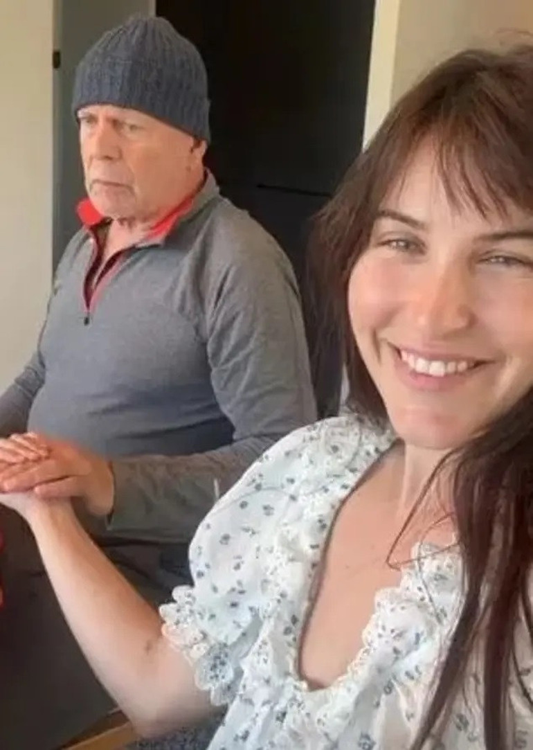Bruce Willis ailesinin gözlerinin önünde eriyip gidiyor… Kızının elini sıkıca tuttu ama belki bunu yaptığını bile unutacak…