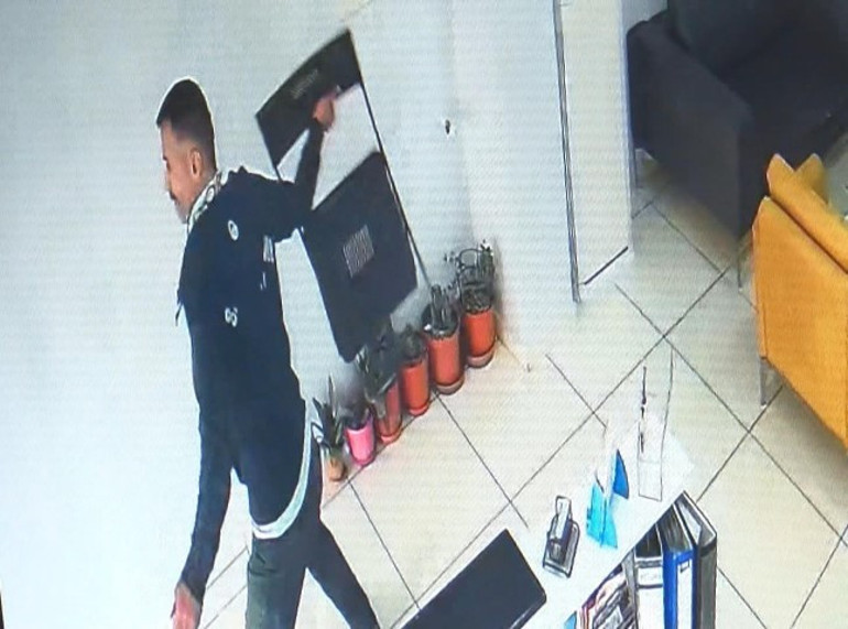 Görüntüler sosyal medyada tepki toplamıştı Diş hekimine saldıran şahıs yakalandı