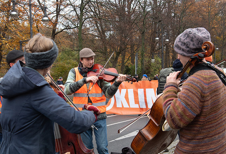 ‘Son’ eyleme kalabalık geldiler