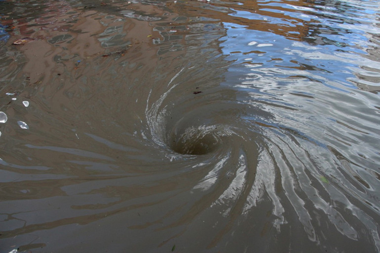 Hatay İskenderunda şiddetli yağış Cadde ve sokaklar su altında kaldı