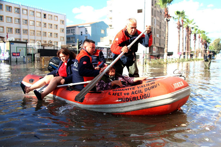 Hatay İskenderunda şiddetli yağış Cadde ve sokaklar su altında kaldı