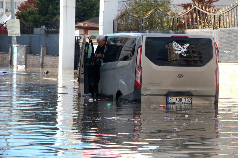 Hatay İskenderunda şiddetli yağış Cadde ve sokaklar su altında kaldı