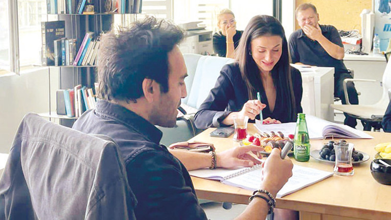 Buğra Gülsoy ile  Duygu Mercan başrolde