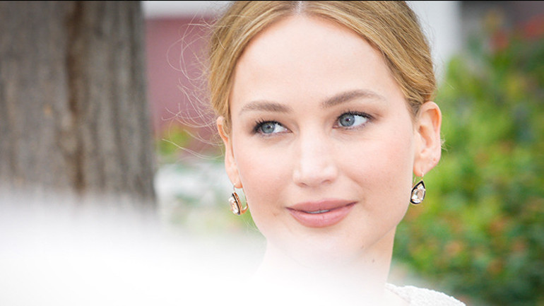 Ünlü yıldız estetik iddialarını reddetti... Benim bıçak altına yatmaktan ödüm kopar