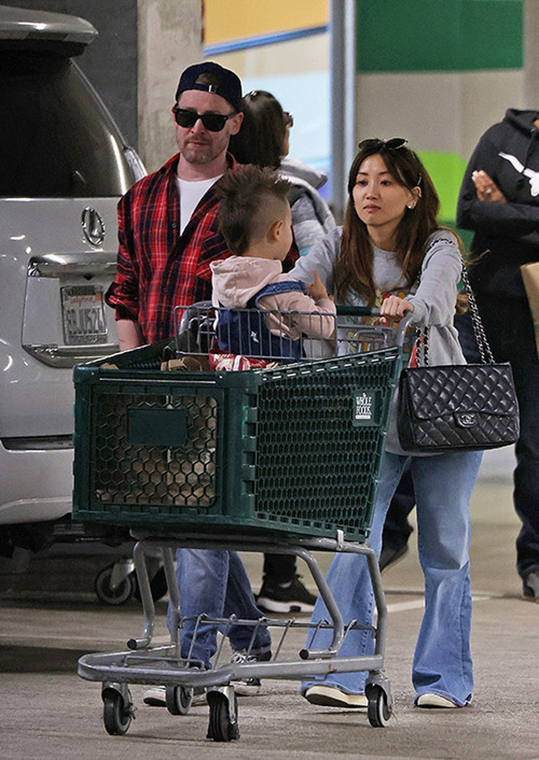 Babasının zoruyla oyuncu olmuştu: Eski çocuk yıldız bebek bezi değiştirip alışveriş yapıyor... O artık bir aile babası