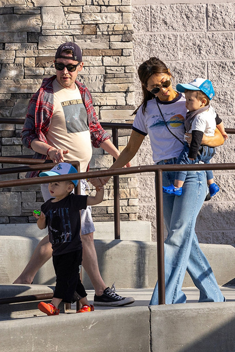 Babasının zoruyla oyuncu olmuştu: Eski çocuk yıldız bebek bezi değiştirip alışveriş yapıyor... O artık bir aile babası