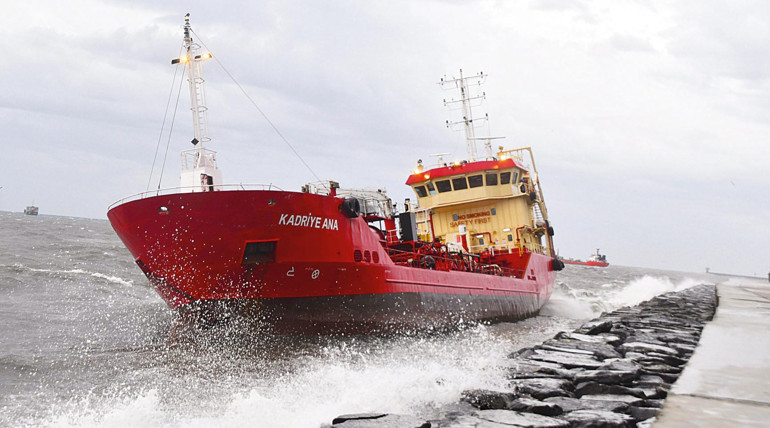 Batı’yı fırtına vurdu... Çatılar uçtu direkler devrildi köprü çöktü: İstanbul’da 1 kişi hayatını kaybetti