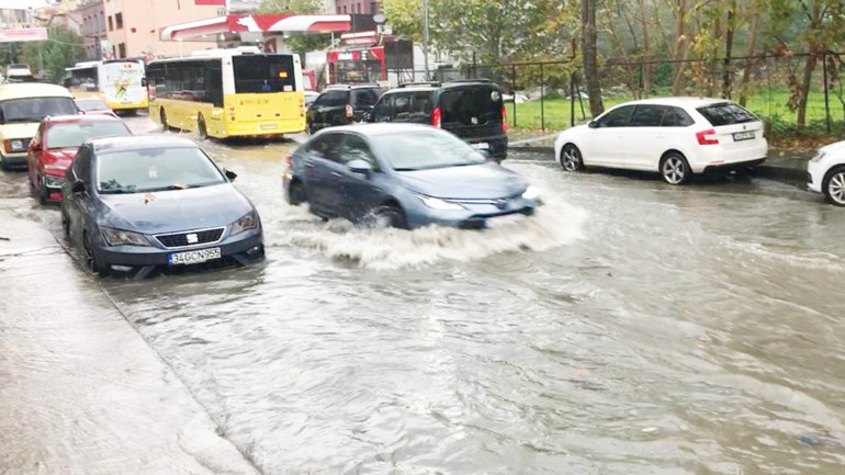 Batı’yı fırtına vurdu... Çatılar uçtu direkler devrildi köprü çöktü: İstanbul’da 1 kişi hayatını kaybetti