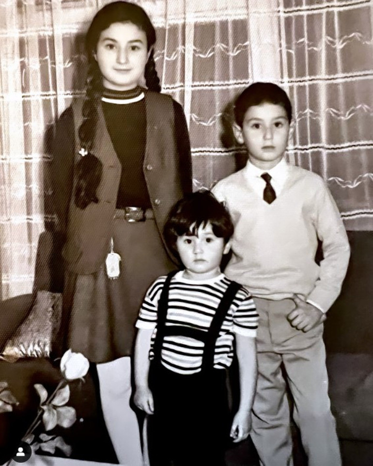 Ünlü şarkıcı paylaştı: Küçükken biz... Ablam, abim ve ben