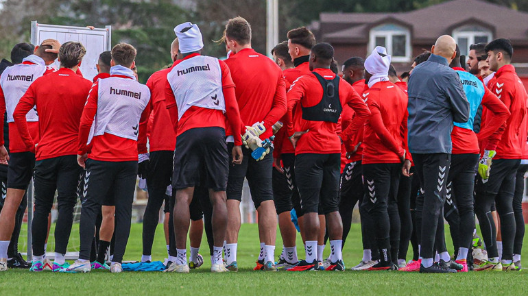 Samsunspor Teknik Direktörü Gisdol: Türkiyede maç oynanırken saha kenarında...