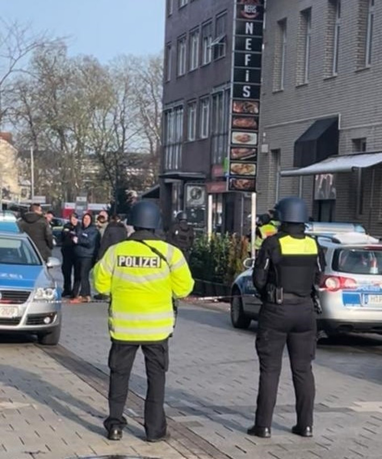 Oyuncak tabancayla rehin aldı