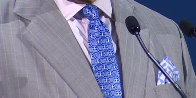 Kralın Yunanistan bayraklı kravatı dikkat çekti