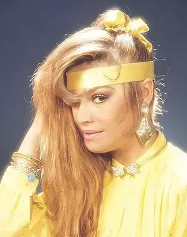 Demet Akalın, Bergenin mezarını ziyaret etti