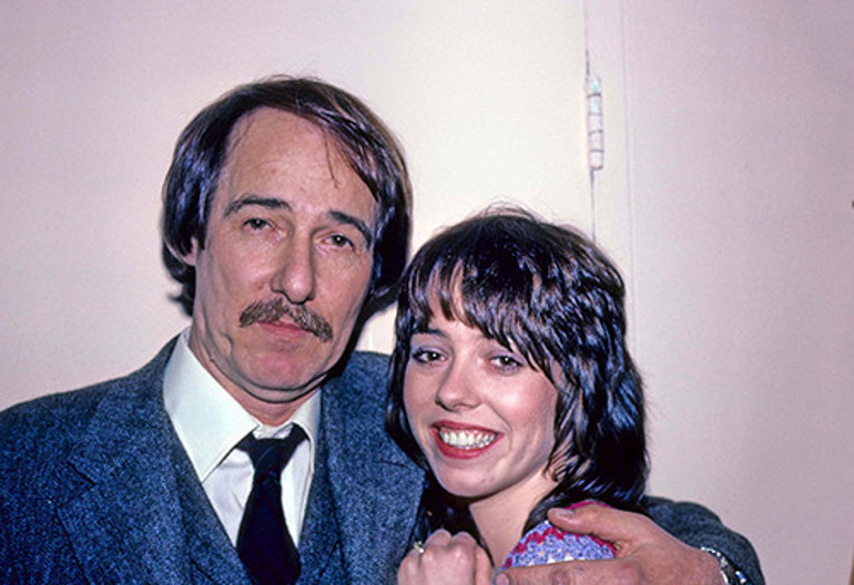 Ünlü şarkıcı kızlarına korkunç bir miras bıraktı: Düğünümden bir gece önce beni taciz etti: Babam karanlık yanları olan bir canavardı