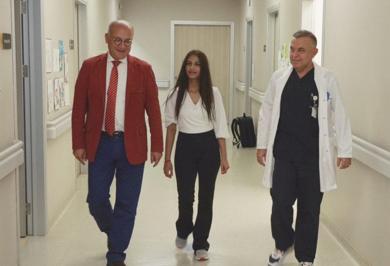 Gittiği bütün doktorlar kesilmek zorunda dedi... Mervenin bacağını yüzyılın cerrahı kurtardı Meslek hayatımda ilk kez görüyorum