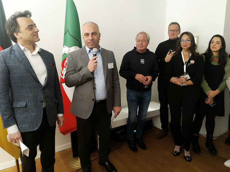 İlk kişisel sergisini Düsseldorf’da açtı