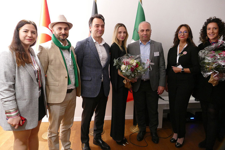 İlk kişisel sergisini Düsseldorf’da açtı