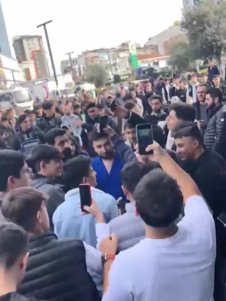Yakışıklı güvenlik- Xorto hayran buluşmasında bir kişiyi bıçakla yaralayan 3 şüpheli yakalandı