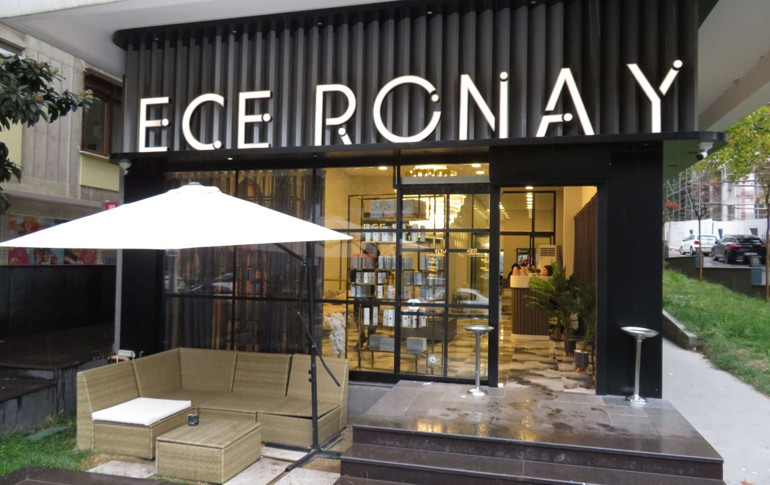 Sosyal medya fenomeni Ece Ronay kâbusu yaşıyor Üst üste güzellik merkezleri kurşunlandı