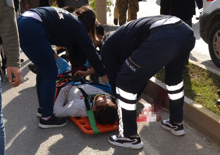 Kamyonun altında kalan motosikletli feci şekilde can verdi