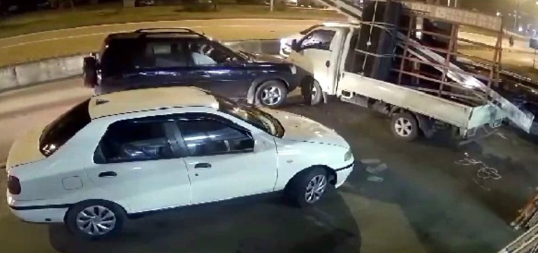 Fıkra gibi kaza: 63 saniye arayla iki kez park halindeki kamyonete çarptı