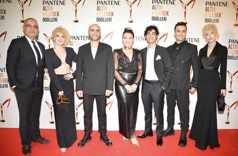 Kırmızı halıda göz kamaştırdılar...49. Pantene Altın Kelebek Ödül Töreninde kıyafetler yarıştı