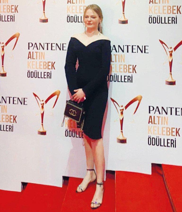 Kırmızı halıda göz kamaştırdılar...49. Pantene Altın Kelebek Ödül Töreninde kıyafetler yarıştı