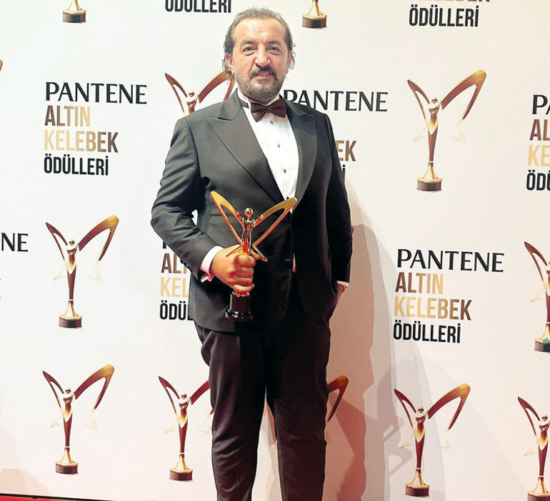 Kırmızı halıda göz kamaştırdılar...49. Pantene Altın Kelebek Ödül Töreninde kıyafetler yarıştı