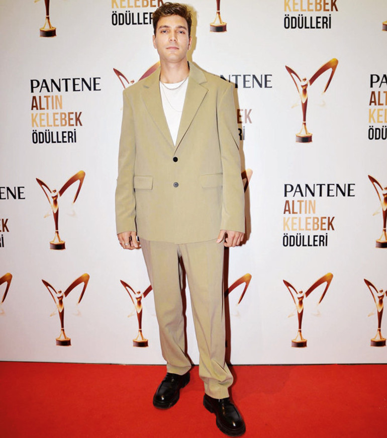 Kırmızı halıda göz kamaştırdılar...49. Pantene Altın Kelebek Ödül Töreninde kıyafetler yarıştı