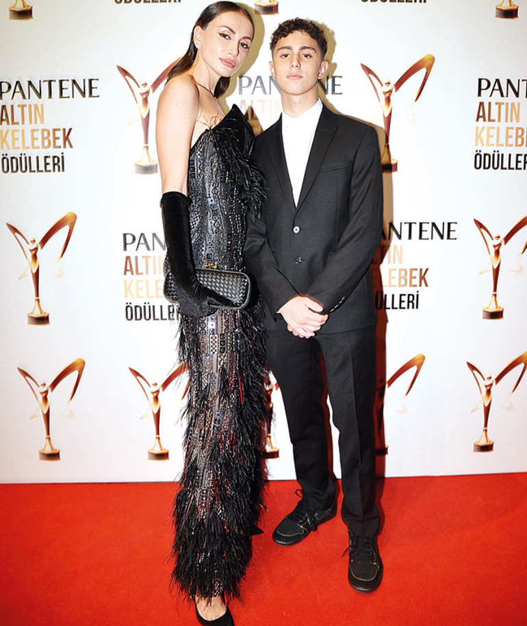 Kırmızı halıda göz kamaştırdılar...49. Pantene Altın Kelebek Ödül Töreninde kıyafetler yarıştı