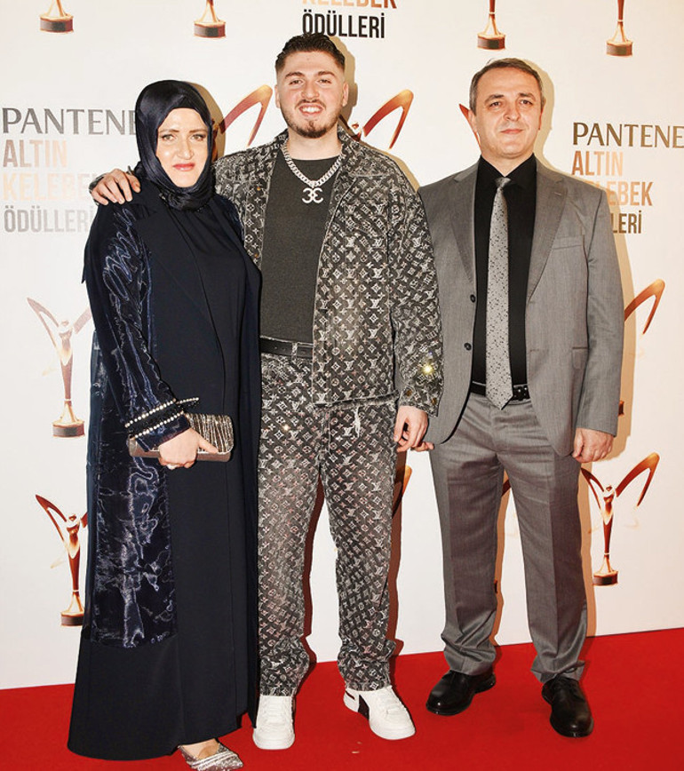 Kırmızı halıda göz kamaştırdılar...49. Pantene Altın Kelebek Ödül Töreninde kıyafetler yarıştı