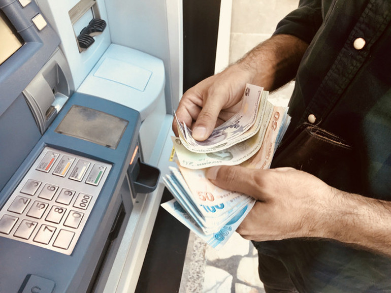 ATM dolandırıcılarına dikkat Hangi yöntemi kullanıyorlar QR kodla işlem yapmak güvenli mi Düz camdan oluşan bir ATM kullanılacaksa...