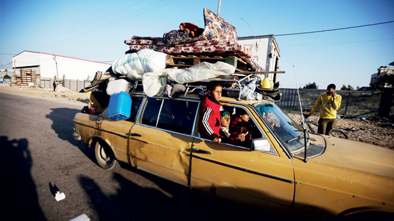 İsrail tankları Han Yunus’u kuşattı: Gazzeliler Mısır sınırına kaçıyor